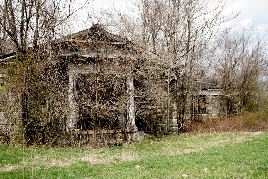 A Woman’s Photos From Three Creepy Abandoned Asylums That Will Seriously Scare The Crap Out Of You A Woman’s Photos From Three Creepy Abandoned Asylums That Will Seriously Scare The Crap Out Of You
