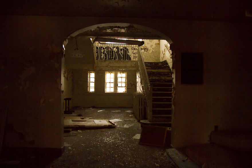 A Woman’s Photos From Three Creepy Abandoned Asylums That Will Seriously Scare The Crap Out Of You A Woman’s Photos From Three Creepy Abandoned Asylums That Will Seriously Scare The Crap Out Of You