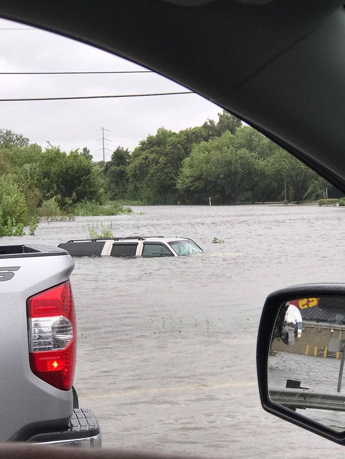 The Story Behind This Viral Pic Of Human Chain In Houston Will Restore Your Faith In Humanity