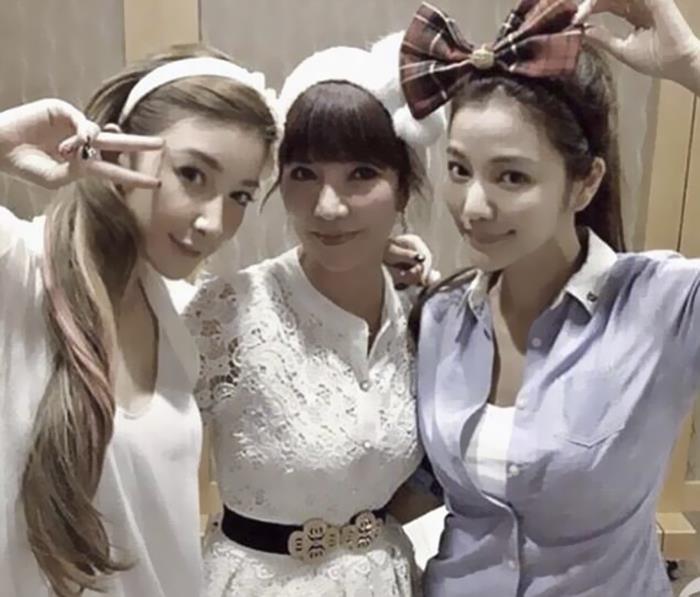 46 Unbelievable Pics Of Mothers And Daughters Who Look Almost The Same Age 46 Unbelievable Pics Of Mothers And Daughters Who Look Almost The Same Age