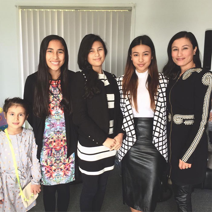 46 Unbelievable Pics Of Mothers And Daughters Who Look Almost The Same Age 46 Unbelievable Pics Of Mothers And Daughters Who Look Almost The Same Age