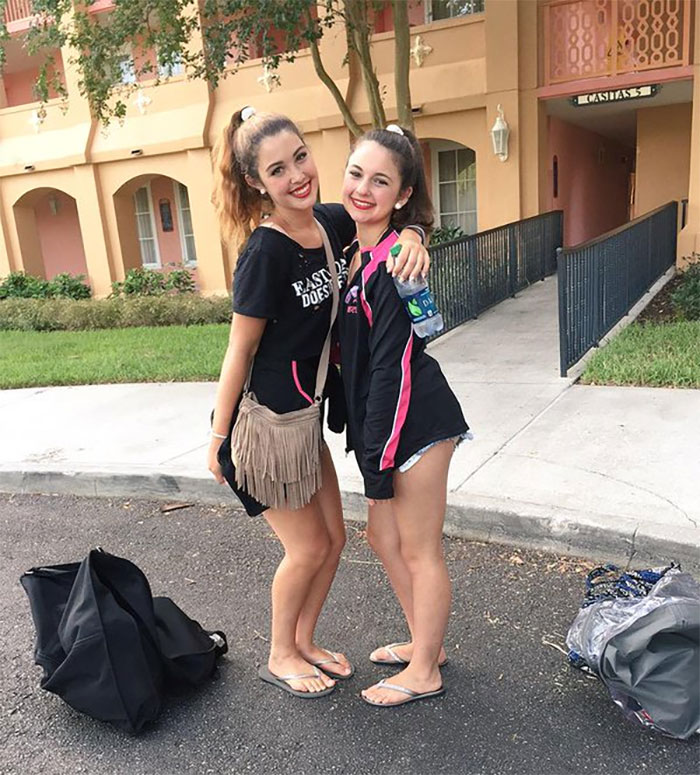 46 Unbelievable Pics Of Mothers And Daughters Who Look Almost The Same Age 46 Unbelievable Pics Of Mothers And Daughters Who Look Almost The Same Age