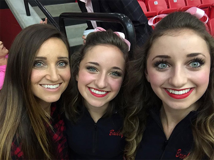 46 Unbelievable Pics Of Mothers And Daughters Who Look Almost The Same Age 46 Unbelievable Pics Of Mothers And Daughters Who Look Almost The Same Age