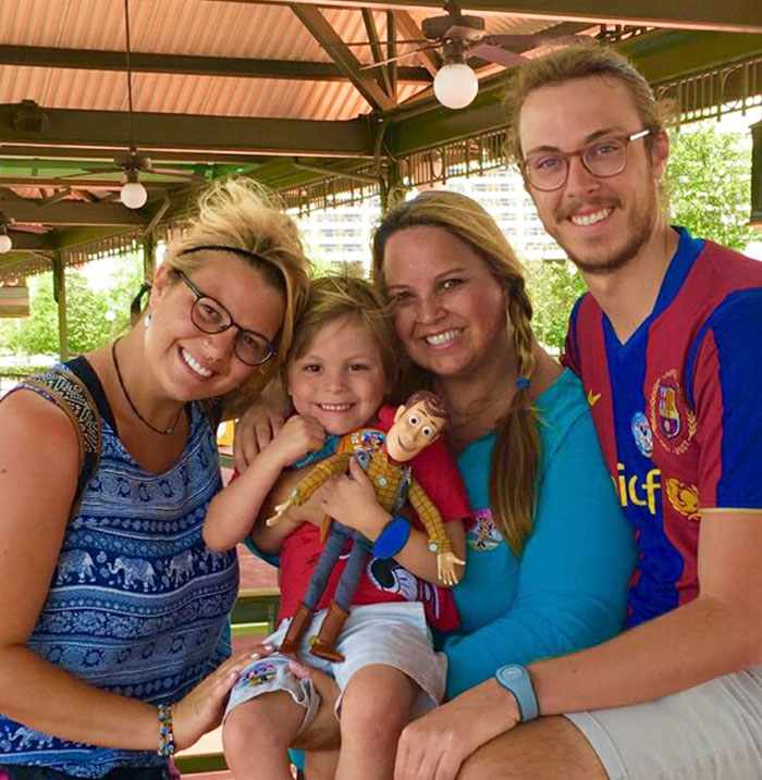 46 Unbelievable Pics Of Mothers And Daughters Who Look Almost The Same Age 46 Unbelievable Pics Of Mothers And Daughters Who Look Almost The Same Age