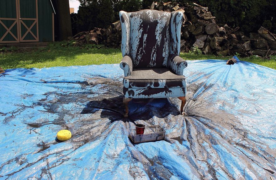 I Threw Buckets Of Paint On An Old Chair. Here’s What Happened I Threw Buckets Of Paint On An Old Chair. Here’s What Happened