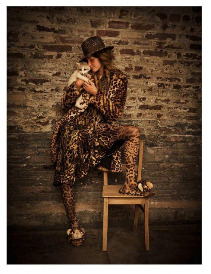 Gisele Bündchen And A Baby Kangaroo Cover ‘Vogue’ Paris’s Faux Fur-Heavy Animals Issue Gisele Bündchen And A Baby Kangaroo Cover ‘Vogue’ Paris’s Faux Fur-Heavy Animals Issue