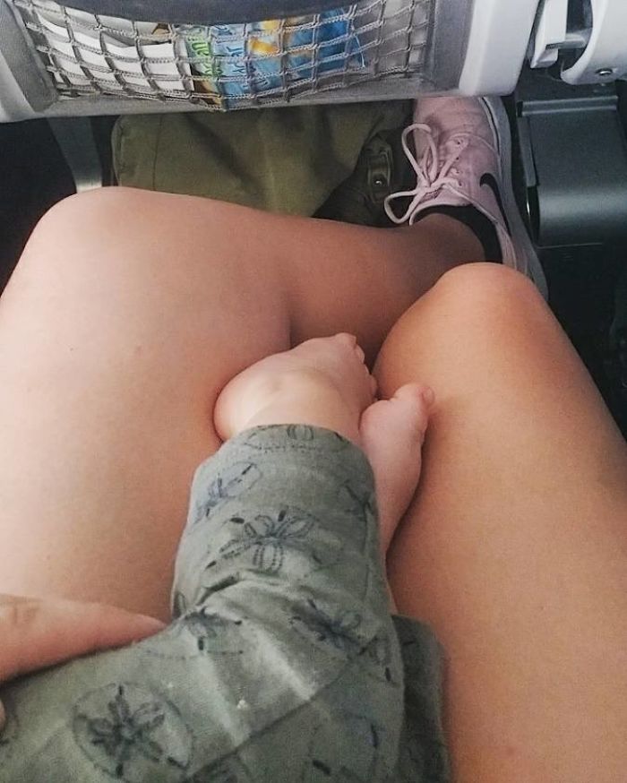 Woman’s Reaction To Crying Baby On Plane Goes Viral, Shows Why People Who Complain About It Are The Worst Woman’s Reaction To Crying Baby On Plane Goes Viral, Shows Why People Who Complain About It Are The Worst
