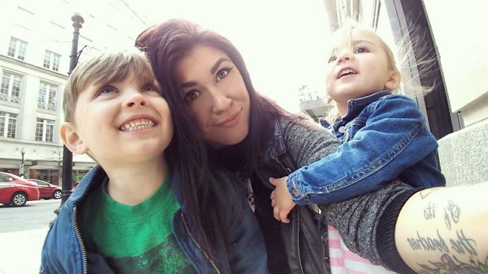 Woman’s Reaction To Crying Baby On Plane Goes Viral, Shows Why People Who Complain About It Are The Worst Woman’s Reaction To Crying Baby On Plane Goes Viral, Shows Why People Who Complain About It Are The Worst