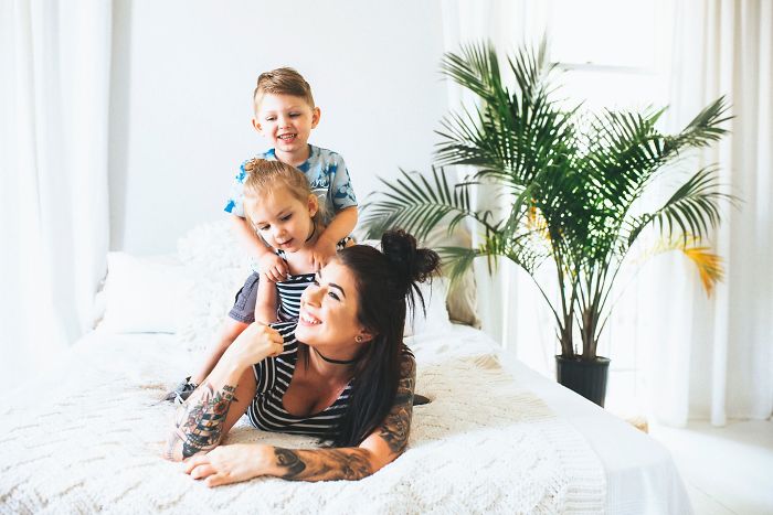 Woman’s Reaction To Crying Baby On Plane Goes Viral, Shows Why People Who Complain About It Are The Worst Woman’s Reaction To Crying Baby On Plane Goes Viral, Shows Why People Who Complain About It Are The Worst