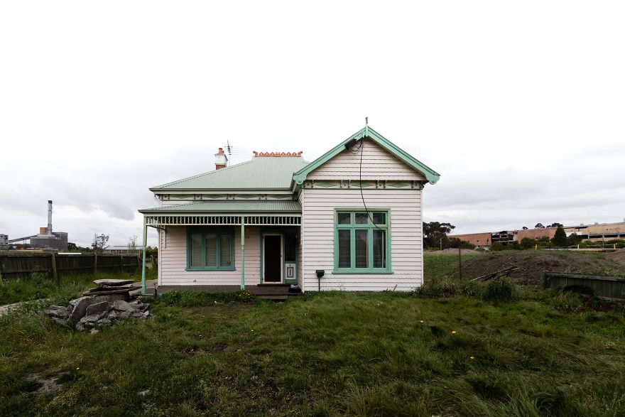 Artist Covers Soon-To-Be-Demolished House In Murals To Let It Shine For The Last Time Artist Covers Soon-To-Be-Demolished House In Murals To Let It Shine For The Last Time