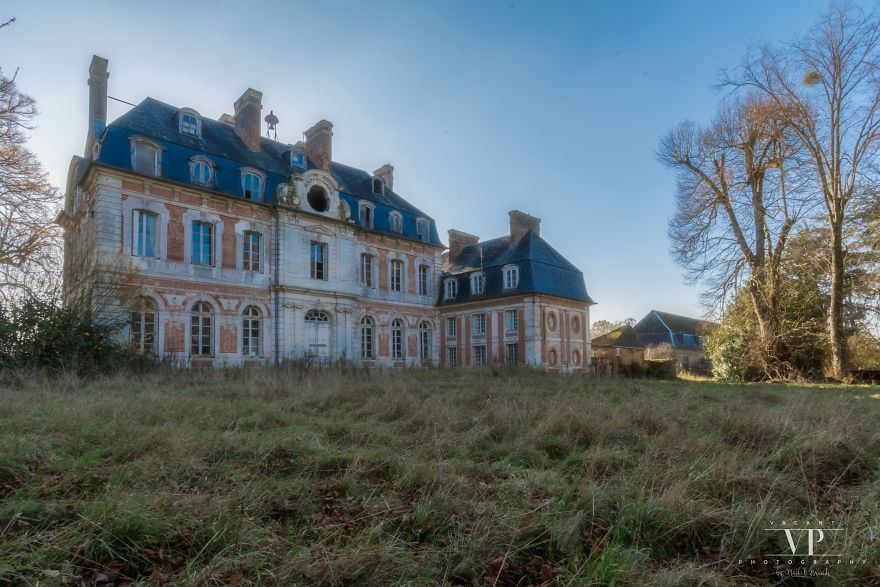 Let’s Have A Look Inside This Decaying Chateau Let’s Have A Look Inside This Decaying Chateau