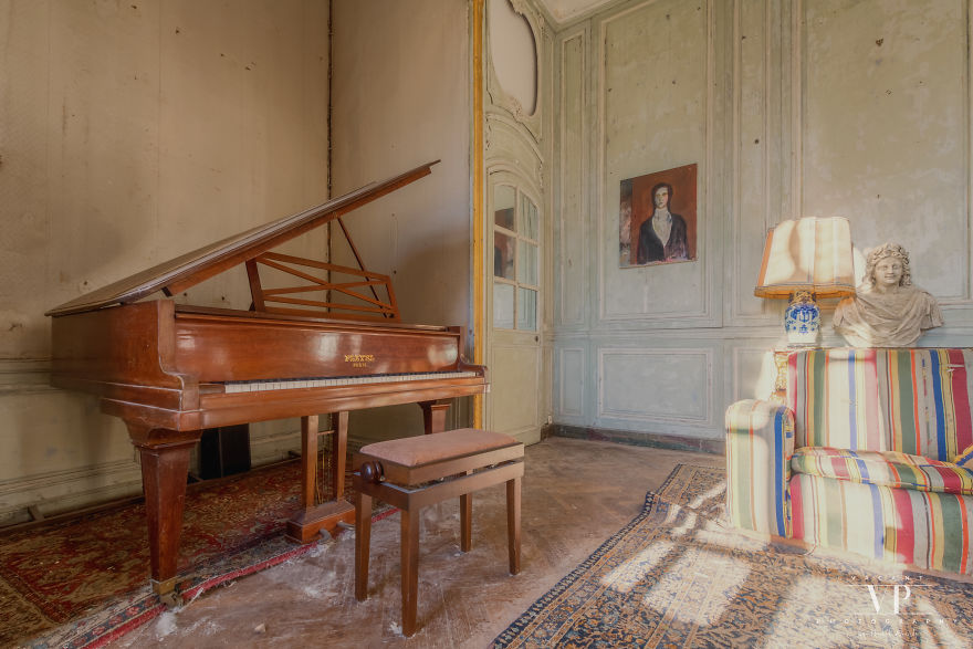 Let’s Have A Look Inside This Decaying Chateau Let’s Have A Look Inside This Decaying Chateau