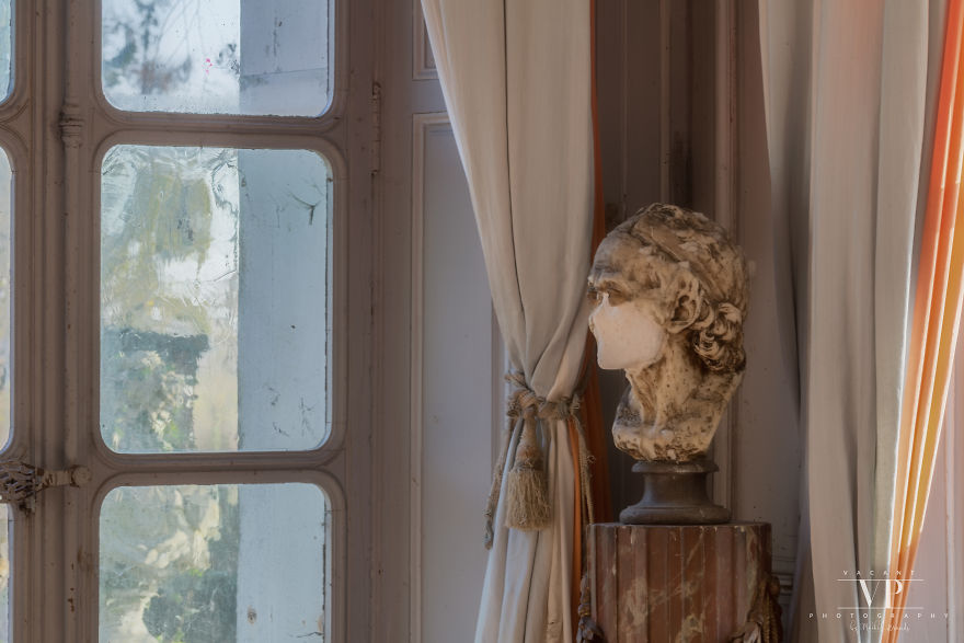 Let’s Have A Look Inside This Decaying Chateau Let’s Have A Look Inside This Decaying Chateau