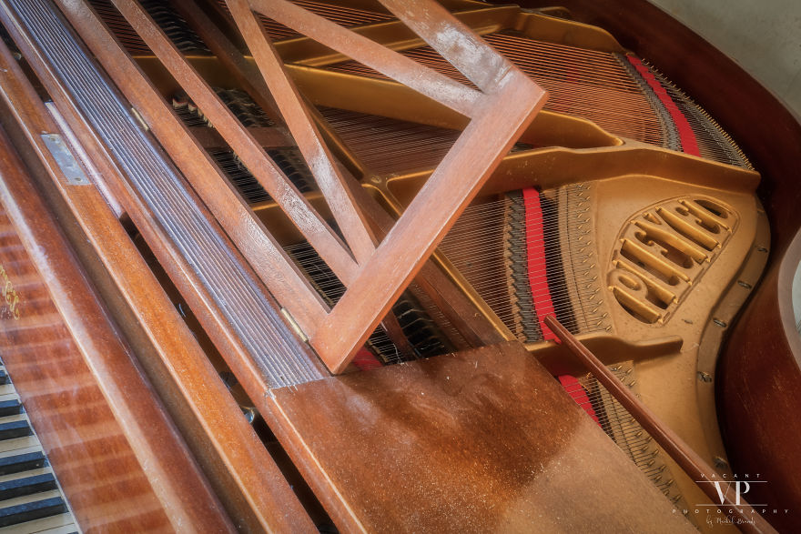 Let’s Have A Look Inside This Decaying Chateau Let’s Have A Look Inside This Decaying Chateau