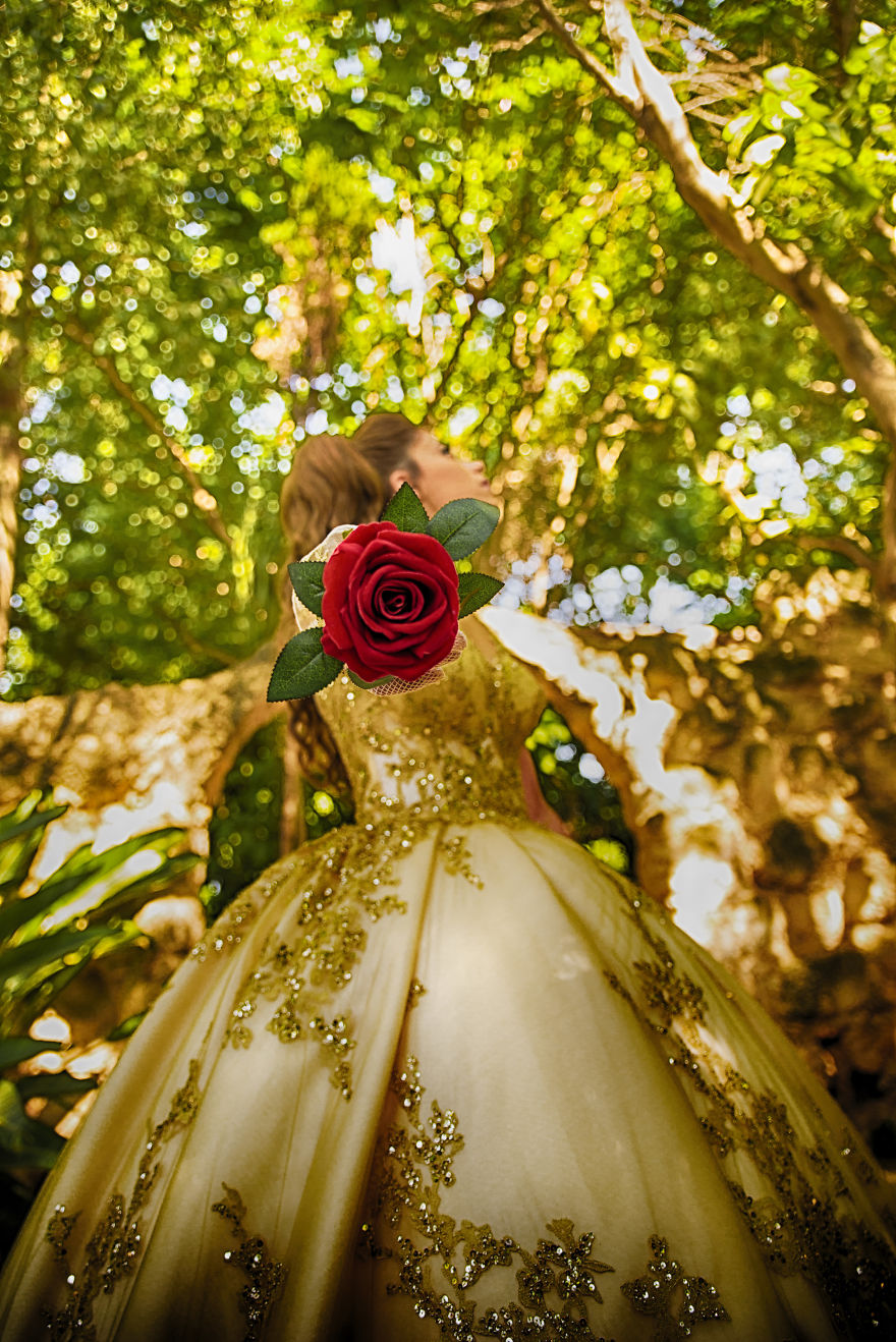 Photographer Stumbles Into Disney-Inspired Wedding Shoot Photographer Stumbles Into Disney-Inspired Wedding Shoot