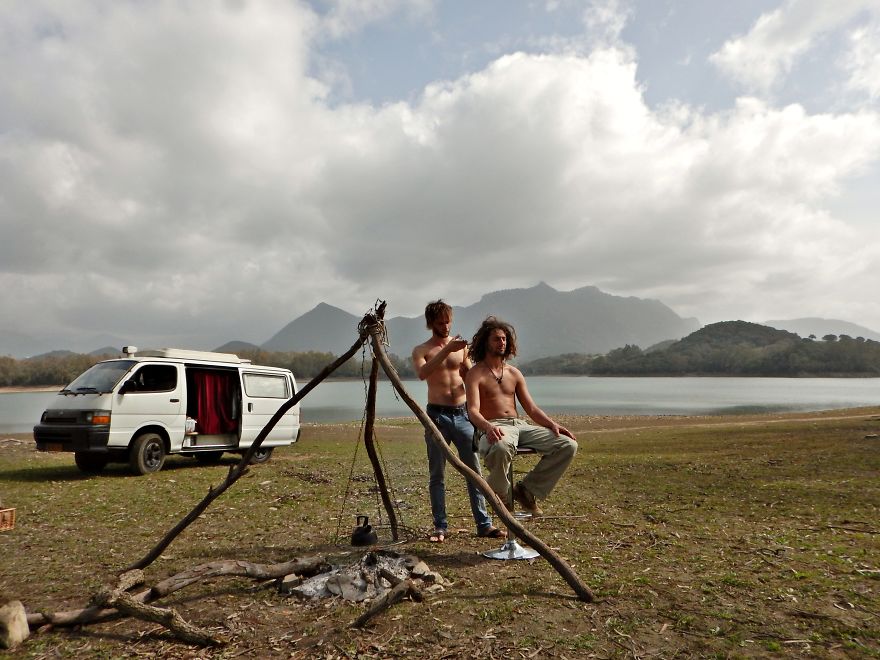 I Travel Around With Scissors To Cut Hair At The Most Random Places I Travel Around With Scissors To Cut Hair At The Most Random Places