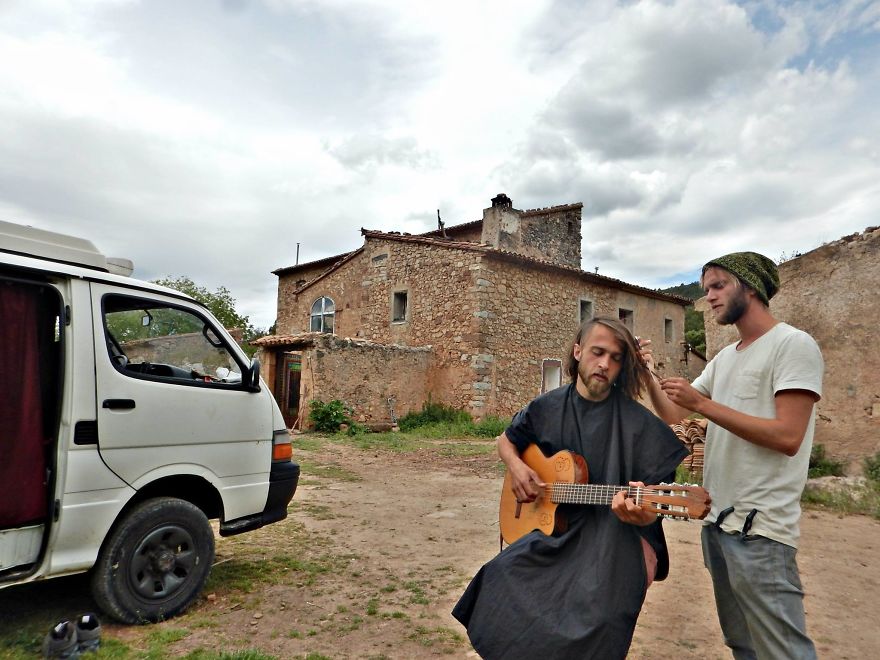 I Travel Around With Scissors To Cut Hair At The Most Random Places I Travel Around With Scissors To Cut Hair At The Most Random Places