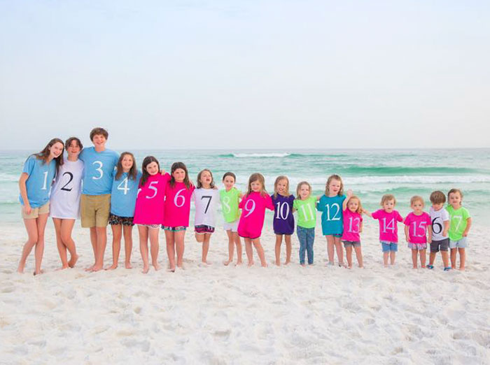 This Photo Of Color-Coded Grandchildren Is Going Viral, And It Shows Just How Much One Family Can Grow This Photo Of Color-Coded Grandchildren Is Going Viral, And It Shows Just How Much One Family Can Grow