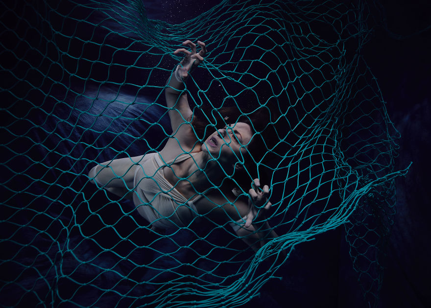 I Tied Myself Up In Nets Underwater To Convey Ghost Fishing’s Toll On The Ocean I Tied Myself Up In Nets Underwater To Convey Ghost Fishing’s Toll On The Ocean
