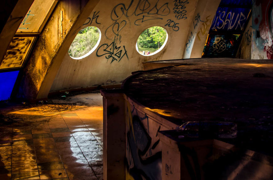 An Hour At A Run Down And Not So Spooky Waterpark, Hue