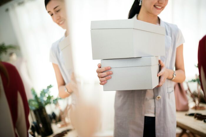 Lady Thinks She’s Being “Green” By Gifting Friend Broken Stuff, She Disagrees And Wants Her To Stop Lady Thinks She’s Being “Green” By Gifting Friend Broken Stuff, She Disagrees And Wants Her To Stop