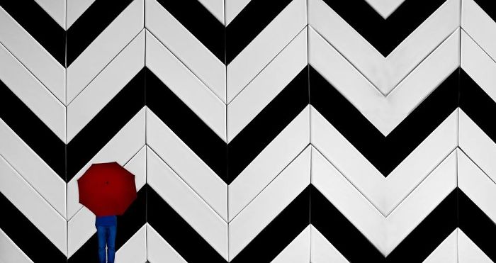 Artist Spots Patterns And Shapes In Everyday Life, Creates Beautiful Minimal Photos Artist Spots Patterns And Shapes In Everyday Life, Creates Beautiful Minimal Photos