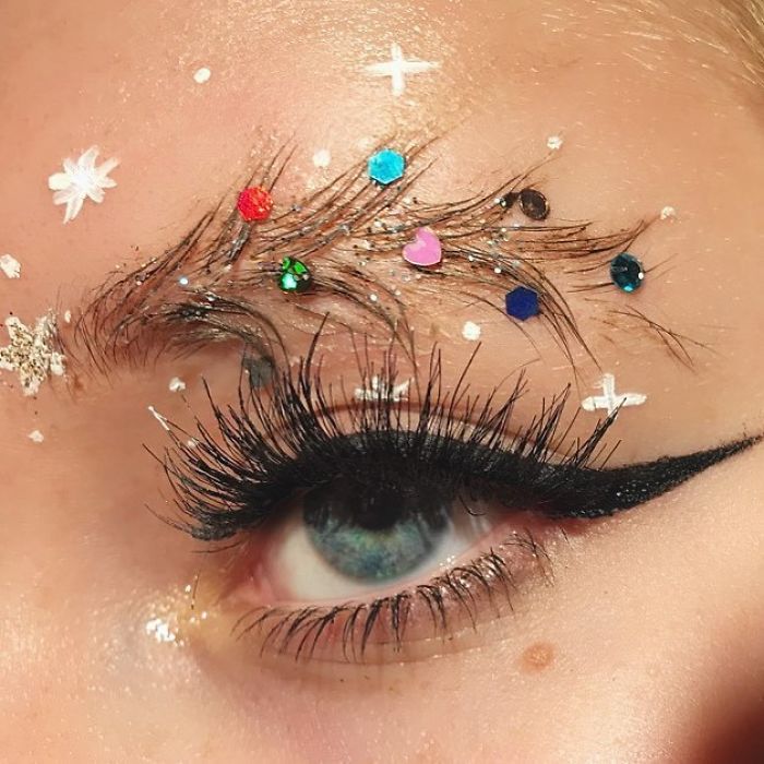 People Are Turning Their Eyebrows Into Christmas Trees, And The Result Is Truly Festive People Are Turning Their Eyebrows Into Christmas Trees, And The Result Is Truly Festive