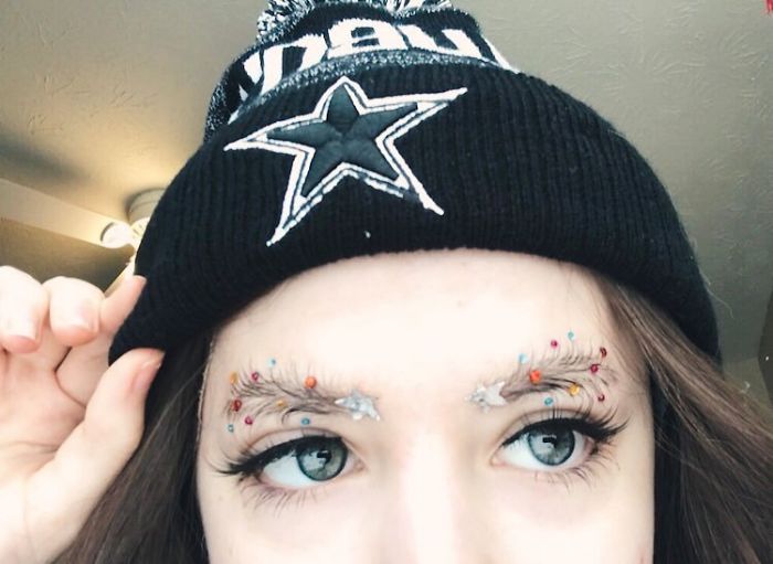 People Are Turning Their Eyebrows Into Christmas Trees, And The Result Is Truly Festive People Are Turning Their Eyebrows Into Christmas Trees, And The Result Is Truly Festive