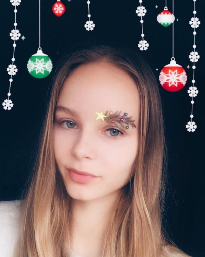 People Are Turning Their Eyebrows Into Christmas Trees, And The Result Is Truly Festive People Are Turning Their Eyebrows Into Christmas Trees, And The Result Is Truly Festive