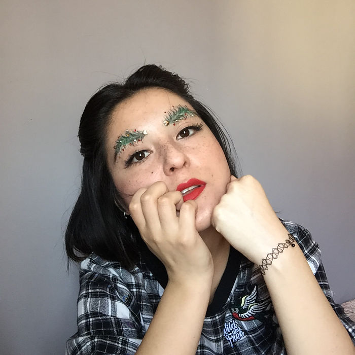 People Are Turning Their Eyebrows Into Christmas Trees, And The Result Is Truly Festive People Are Turning Their Eyebrows Into Christmas Trees, And The Result Is Truly Festive