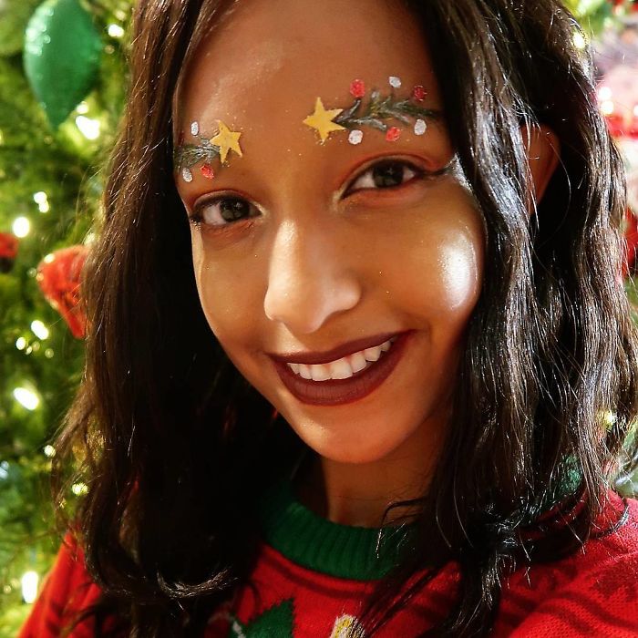People Are Turning Their Eyebrows Into Christmas Trees, And The Result Is Truly Festive People Are Turning Their Eyebrows Into Christmas Trees, And The Result Is Truly Festive