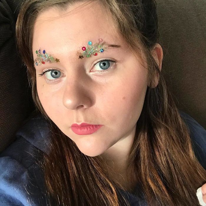 People Are Turning Their Eyebrows Into Christmas Trees, And The Result Is Truly Festive People Are Turning Their Eyebrows Into Christmas Trees, And The Result Is Truly Festive