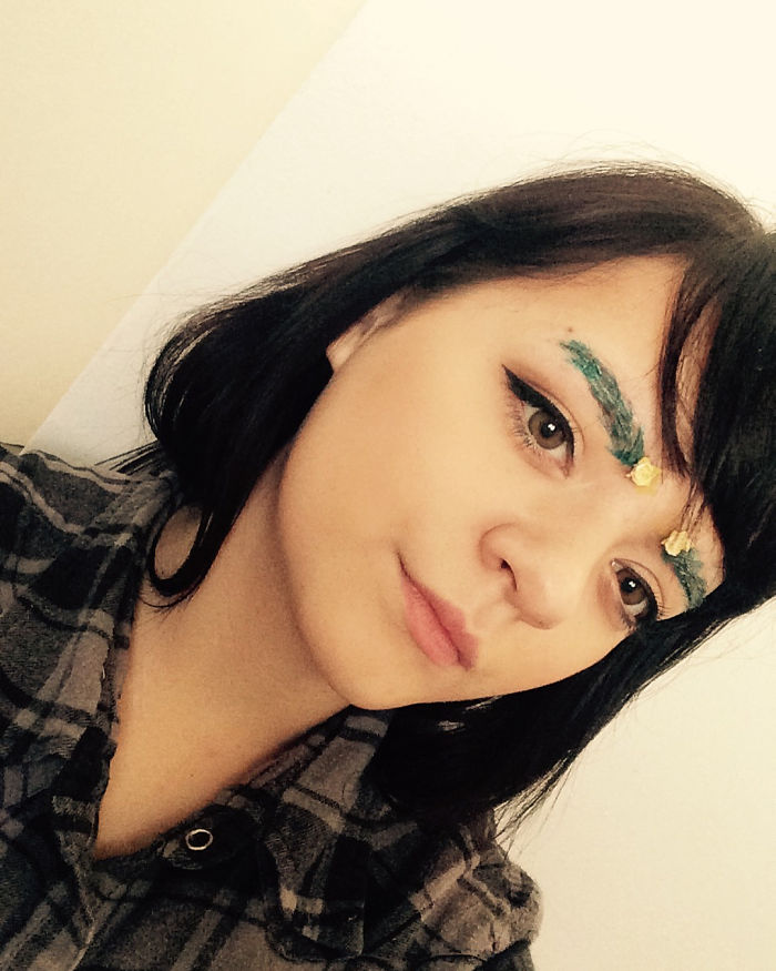 People Are Turning Their Eyebrows Into Christmas Trees, And The Result Is Truly Festive People Are Turning Their Eyebrows Into Christmas Trees, And The Result Is Truly Festive