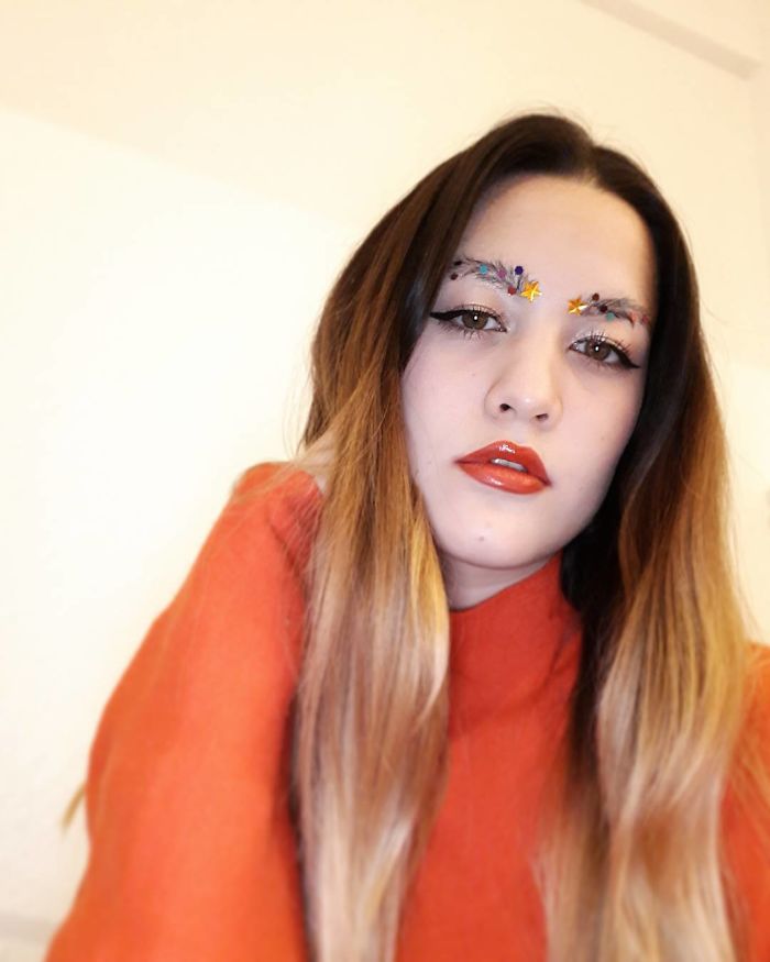 People Are Turning Their Eyebrows Into Christmas Trees, And The Result Is Truly Festive People Are Turning Their Eyebrows Into Christmas Trees, And The Result Is Truly Festive