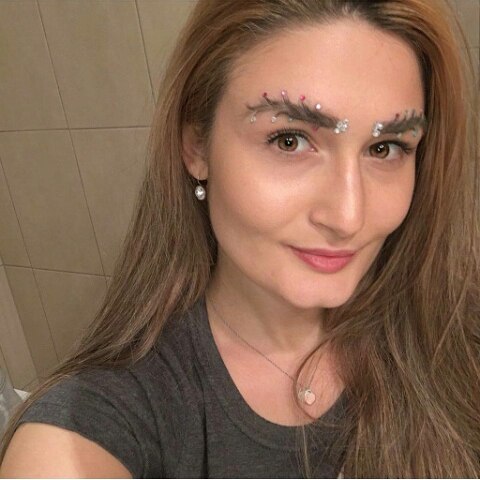 People Are Turning Their Eyebrows Into Christmas Trees, And The Result Is Truly Festive People Are Turning Their Eyebrows Into Christmas Trees, And The Result Is Truly Festive