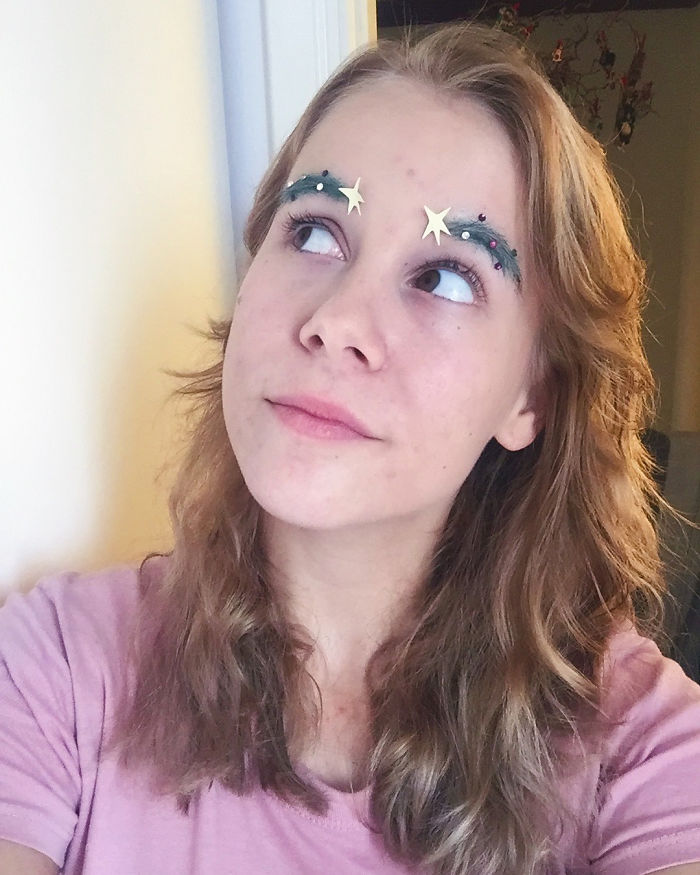People Are Turning Their Eyebrows Into Christmas Trees, And The Result Is Truly Festive People Are Turning Their Eyebrows Into Christmas Trees, And The Result Is Truly Festive