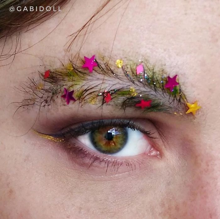 People Are Turning Their Eyebrows Into Christmas Trees, And The Result Is Truly Festive People Are Turning Their Eyebrows Into Christmas Trees, And The Result Is Truly Festive