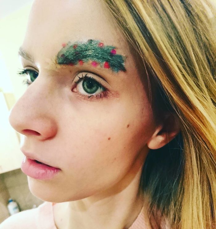 People Are Turning Their Eyebrows Into Christmas Trees, And The Result Is Truly Festive People Are Turning Their Eyebrows Into Christmas Trees, And The Result Is Truly Festive