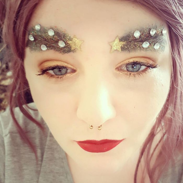 People Are Turning Their Eyebrows Into Christmas Trees, And The Result Is Truly Festive People Are Turning Their Eyebrows Into Christmas Trees, And The Result Is Truly Festive
