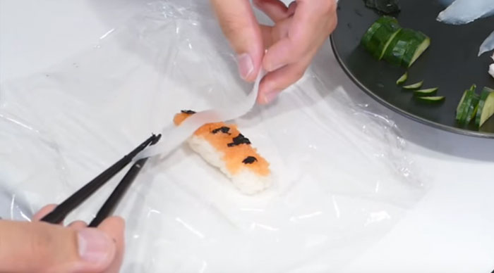 Sushi That Looks Like Real-Life Swimming Koi In A Few Simple Steps Sushi That Looks Like Real-Life Swimming Koi In A Few Simple Steps