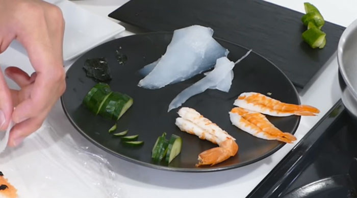 Sushi That Looks Like Real-Life Swimming Koi In A Few Simple Steps Sushi That Looks Like Real-Life Swimming Koi In A Few Simple Steps