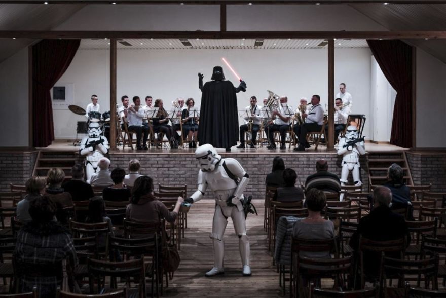 Photographer Reimagines What Would Happen If Darth Vader Faced Financial Crisis Photographer Reimagines What Would Happen If Darth Vader Faced Financial Crisis