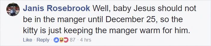 Everyone Can’t Stop Laughing After This Grumpy Cat Crashed A Nativity Scene In NYC Everyone Can’t Stop Laughing After This Grumpy Cat Crashed A Nativity Scene In NYC