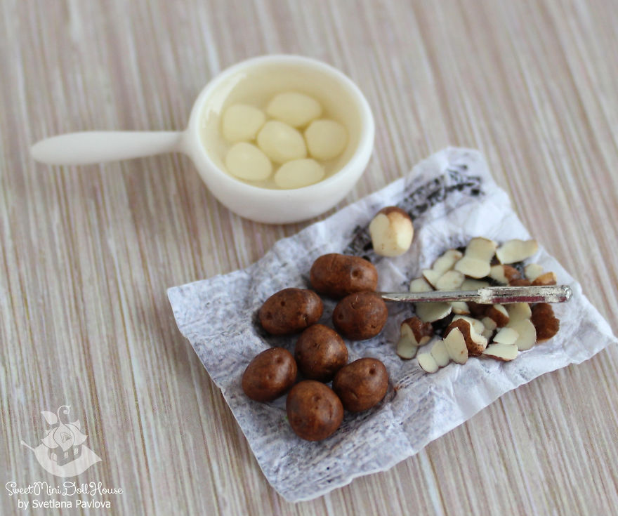 This Girl Makes Miniatures For Doll Houses With Crazy Precision