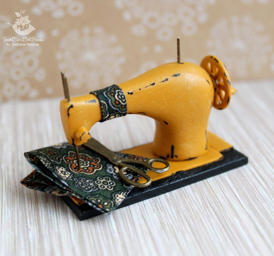 This Girl Makes Miniatures For Doll Houses With Crazy Precision