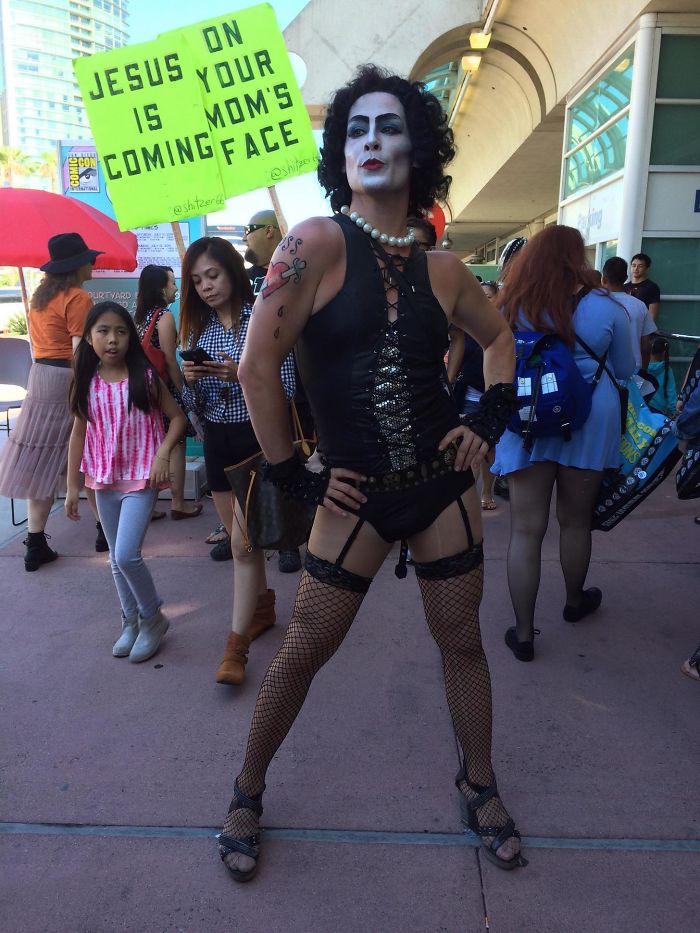 204 Perfectly Timed Photos That Will Mess With Your Head 204 Perfectly Timed Photos That Will Mess With Your Head