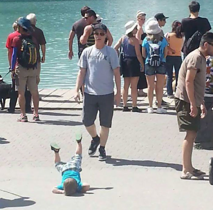 204 Perfectly Timed Photos That Will Mess With Your Head 204 Perfectly Timed Photos That Will Mess With Your Head