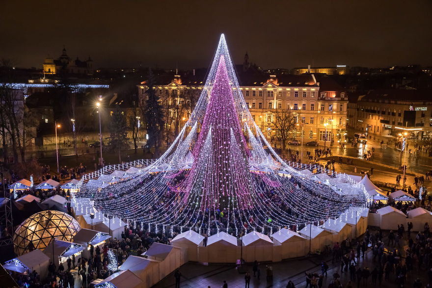 Spectacular Christmas Tree In Vilnius Features 70,000 Lightbulbs And 900 Toys Spectacular Christmas Tree In Vilnius Features 70,000 Lightbulbs And 900 Toys
