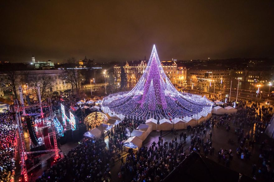 Spectacular Christmas Tree In Vilnius Features 70,000 Lightbulbs And 900 Toys Spectacular Christmas Tree In Vilnius Features 70,000 Lightbulbs And 900 Toys