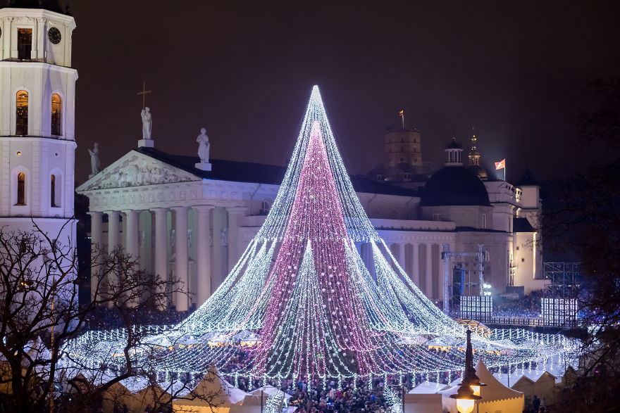 Spectacular Christmas Tree In Vilnius Features 70,000 Lightbulbs And 900 Toys Spectacular Christmas Tree In Vilnius Features 70,000 Lightbulbs And 900 Toys